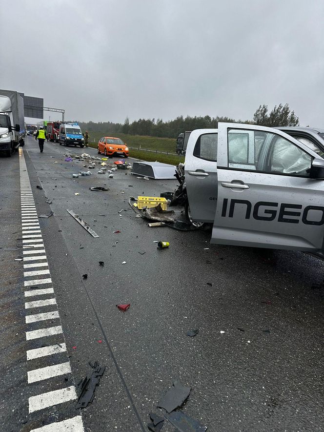 Karambol na A1. Zderzenie ciężarówki z osobówkami. Jak długo potrwają utrudnienia?