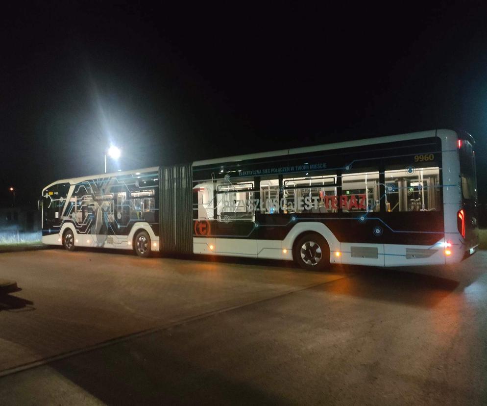 Autobus Roku 2023 na ulicach Konina