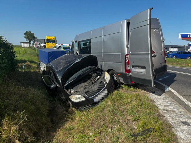 Potężny karambol na Mazowszu. Sześć osób trafiło do szpitala. Droga jest całkowicie zablokowana