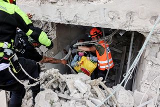 Izrael w ogniu. Atak Iranu: Budynki w Tel Awiwie zniszczone, służby ratunkowe w akcji