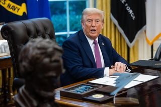 Trump nawet gdy rozmawia z Nawrockim, słyszy podszepty Putina