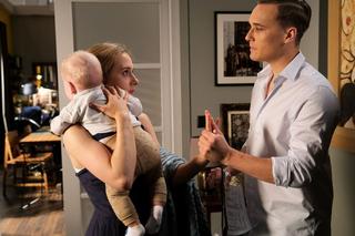 M jak miłość odc. 1693. Olek (Maurycy Popiel), niania Paulina (Elżbieta Trzaskoś), Borysek (Tymon Szkopek)