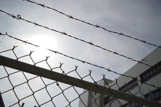 Rusza proces byłych strażników więziennych oskarżonych o brutalne pobicie