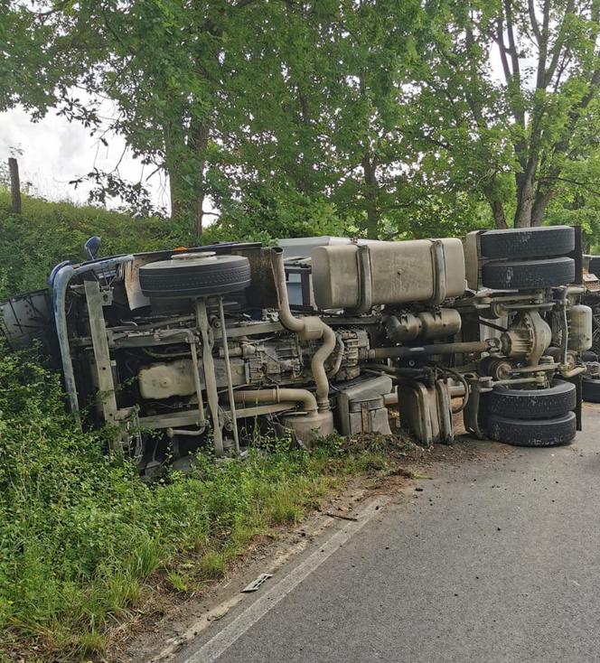 Wypadek na trasie Łomy - Jonkowo. Ciężarówka uderzyła w drzewo. Droga zablokowana [ZDJĘCIA]