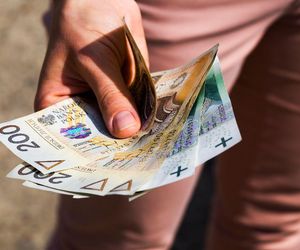 Boom na zasiłki! Wypłaty w górę. Niektórzy dostaną ponad 2000 złotych