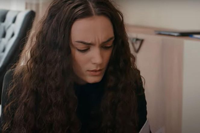 Opiekunka postanawia udać się do mieszkania Halita i uzyskać oryginał nagrania 