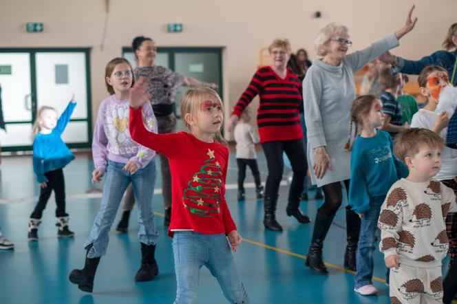 Na imprezie Babcie i Dziadkowie z Łukowa i okolic bawili się wspólnie ze swoimi dziećmi i wnuczętami