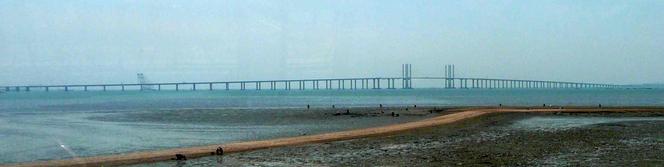 Najdłuższy most świata (w 2013 roku): Most drogowy Qingdao Haiwan przecina zatokę Jiaozhou. Długość mostu: 42 500 metrów