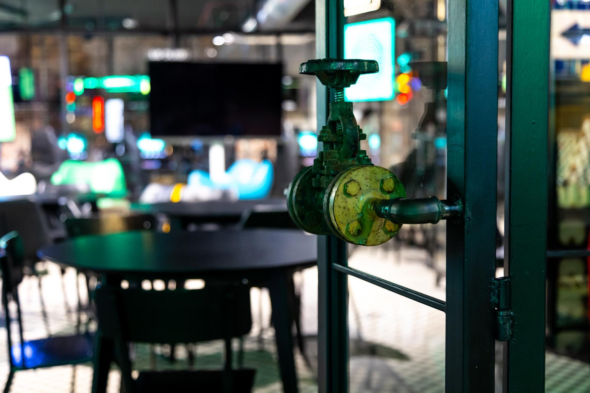 Pub H.4.0.S. Warszawa – industrialny detal