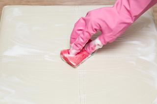 Jak czyścić tapicerkę? Czyszczenie mebli tapicerowanych krok po kroku