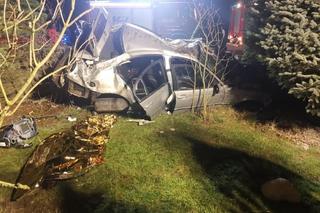 Nieczajna Górna. Bmw huknęło w betonowe ogrodzenie. Nie żyje 20-letni kierowca, pasażer trafił do szpitala