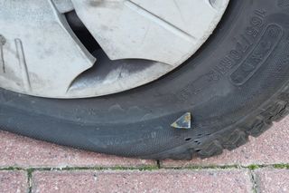 Nieznany sprawca przebija opony w samochodach zaparkowanych przy ul. Białobrzeskiej 