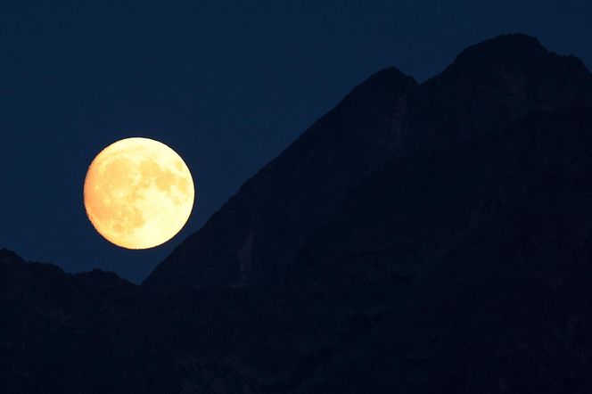 Uczta dla oczu na niebie w Małopolsce. Nad Tatrami pojawił się Zbożowy Księżyc