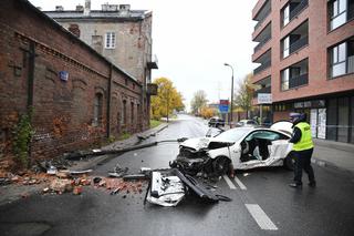 Pościg na Pradze, sportowy mercedes kompletnie rozbity. Trzy osoby trafiły do szpitala