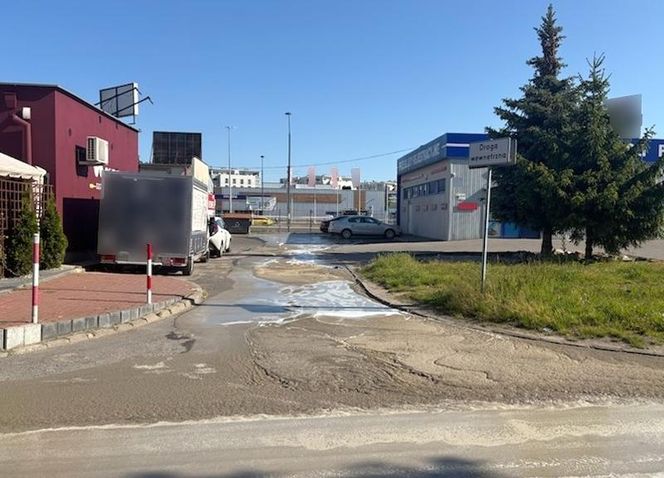 Rzeka betonu zalała ulicę w Warszawie. Auta zatopione aż po felgi!