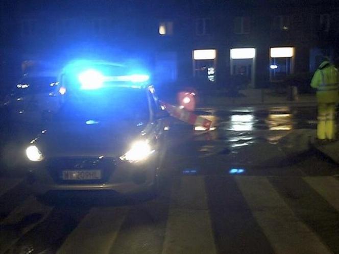 Zapadła się jezdnia na Pradze-Północ. W półtorametrową dziurę wpadły auta
