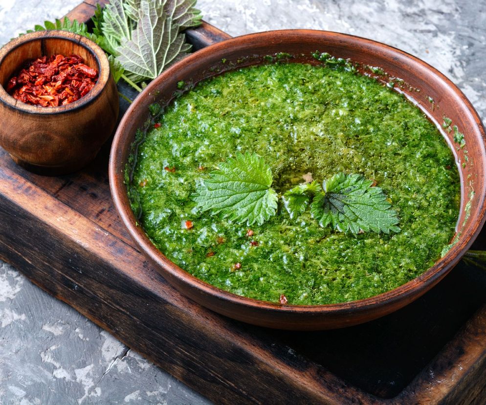 Wiosenna zupa z pokrzywy: przepis na zupę pokrzywową