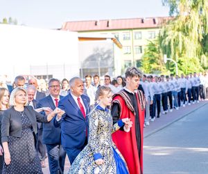 100 par tańczy poloneza na 100-lecie siedleckiego Ekonomika
