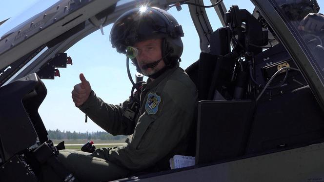 Pilot na przednim fotelu czeskiego AH-1Z Viper