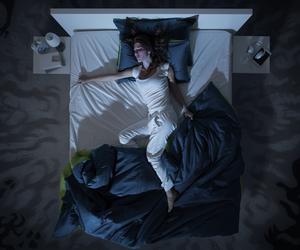 3 niepokojące znaki, że brakuje Ci snu. Jak się lepiej wysypiać?