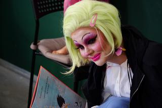 Mężczyzna przebrany za kobietę czytał maluchom bajki! Burza w Poznaniu po akcji z drag queen  