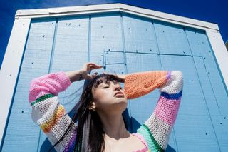 Latem odsłaniamy brzuch. Jak nosić krótkie bluzki i topy z klasą? 