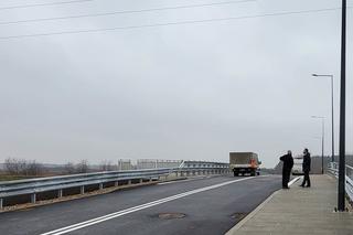 Nowy most na rzece Długiej w Warszawie. Został oddany do użytku przed terminem