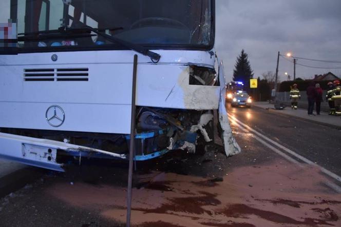 Wola Rzędzińska: Zderzenie osobówki z autobusem. Jedna osoba w szpitalu!