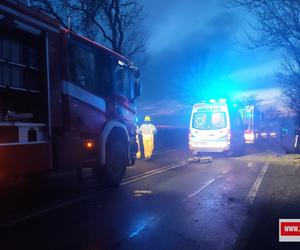 Poważny wypadek drogowy w Gustawowie. Auto roztrzaskało się na drzewie