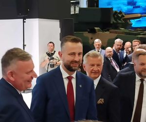 Wicepremier Władysław Kosiniak-Kamysz zwiedzający stoiska na MSPO