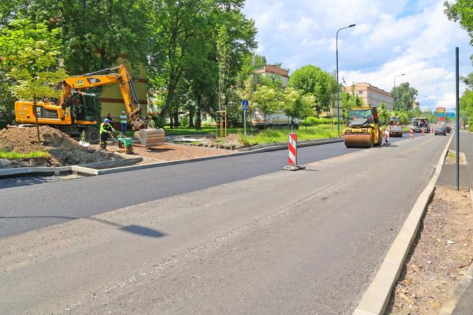 Trwa przemiana ul. Lutomierskiej. Drogowcy pracują przy nowej nawierzchni [ZDJĘCIA]