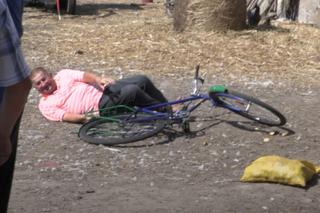 Rolnicy. Podlasie. Gienek z Plutycz wywrócił się na rowerze. Nowa koszula!