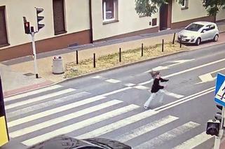 Dziewczynka wpadła pod samochód. Przebiegała na czerwonym świetle