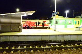 Młody mężczyzna wpadł między peron a pociąg w Warszawie. Został zmiażdżony