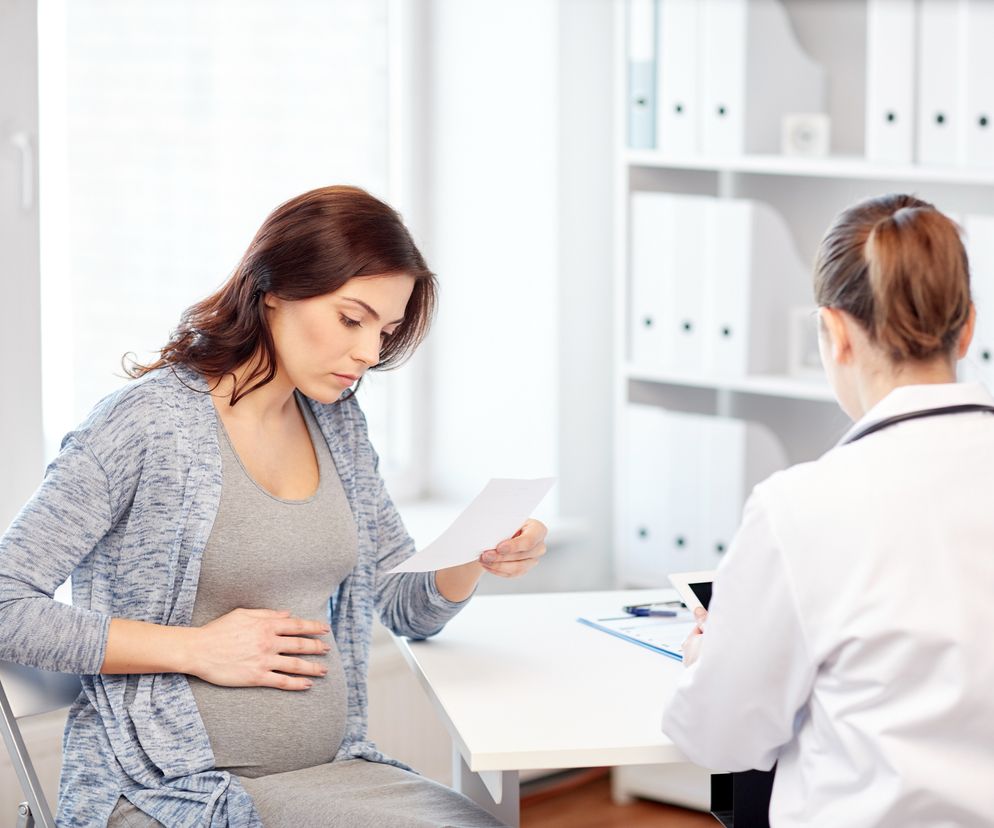 kobieta w ciąży podczas wizyty lekarskiej