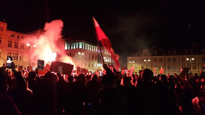 Znów gorący wieczór w Bydgoszczy. Mieszkańcy protestowali w centrum miasta [WIDEO, ZDJĘCIA]