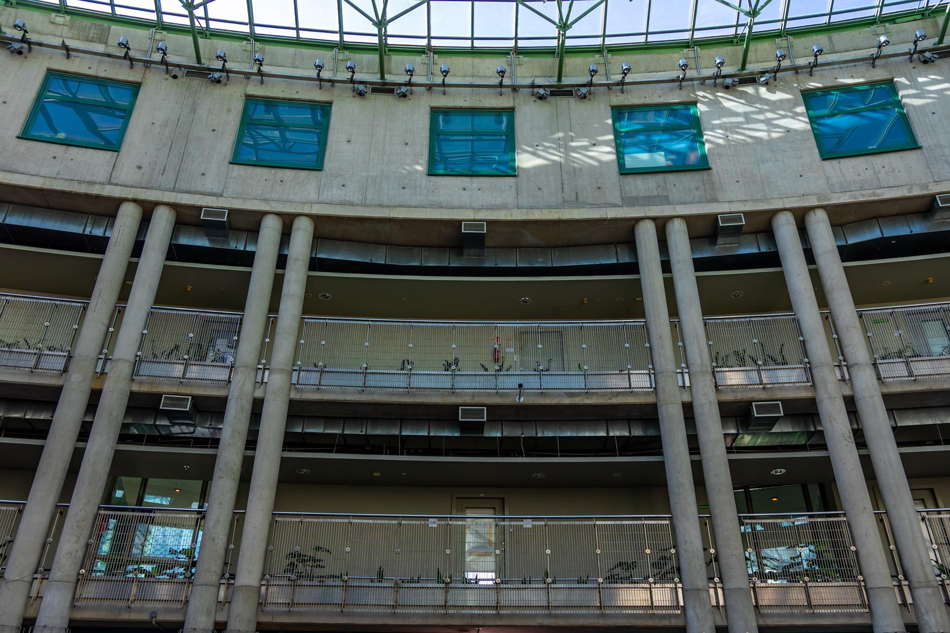 Biblioteka Uniwersytecka w Warszawie - zdjęcia. Zobacz postmodernistyczną ikonę, którą kiedyś uznawano za kicz