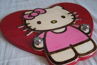 Mini wieszak z Hello Kitty. Praktyczny drobiazg do pokoju dziecięcego