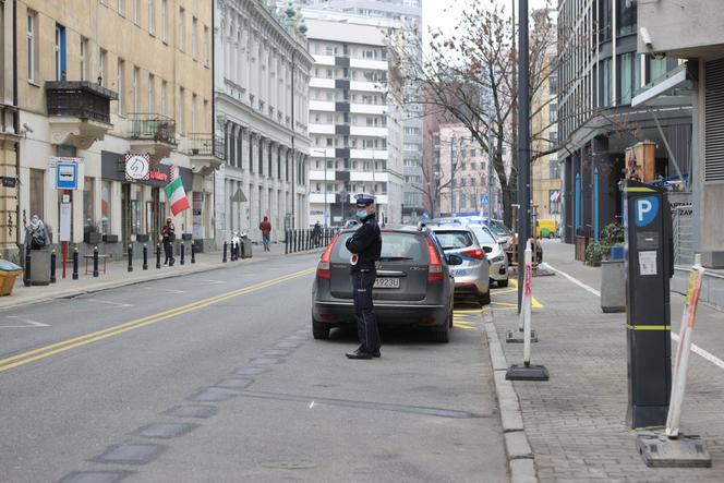 Armagedon w centrum Warszawy. Auta w kolejce do wypisania mandatów! Rozkopują pl. Pięciu Rogów