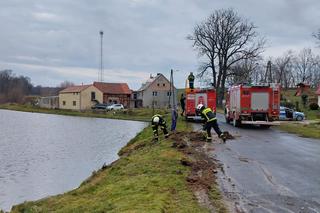 Kierowca musiał się ratować z tonącego auta