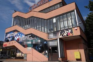 Dziennikarz zginął od jednego kopniaka. Przed śmiercią otrzymał w liście swój nekrolog. Umarł w klubowej toalecie