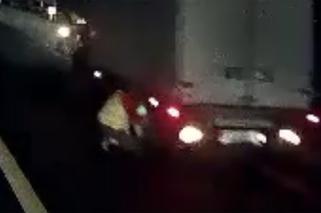 Za sekundę wjedzie w niego tir