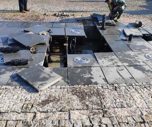 Zniszczona fontanna posadzkowa w Ozorkowie