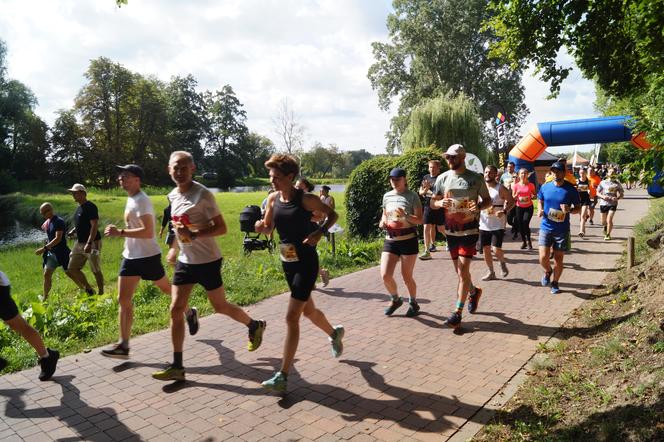 Bieg Botaniczna 5 w bydgoskim Myślęcinku. Tłumy na starcie