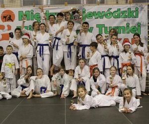 Ostrowski Klub Karate - zawodnicy zrobili sobie świąteczny prezent