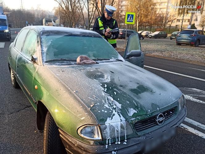 Katowice: 72-latek śmiertelnie potrącił kobietę. Jechał z zamrożonymi szybami