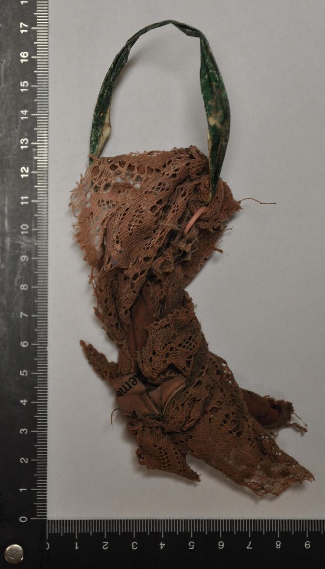 Ubrany szkielet kobiety na kamieniu tuż przy potoku. Natknęła się na niego turystka