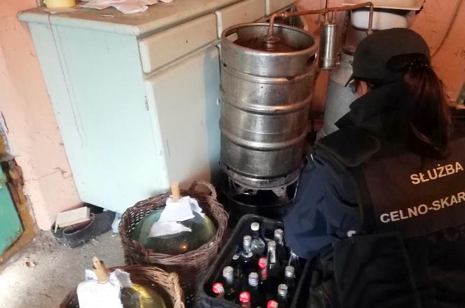 Narewka. Bimbrownik wpadł pędzeniu nielegalnego alkoholu [ZDJĘCIA]