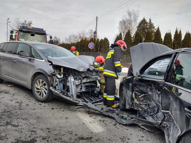 Potężna KRAKSA na ulicy Nawojowskiej w Nowym Sączu. Dwie osoby trafiły do szpitala