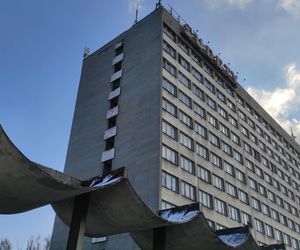 Kiedyś przyjeżdżali tu znani ludzie z całej Polski. Dziś, ogromny hotel z PRL-u stoi opuszczony w Wałbrzychu 